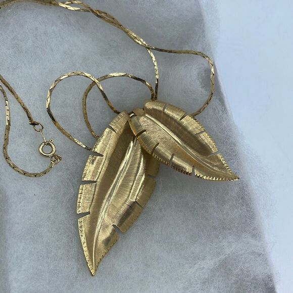 Vintage double leaf moving pendant necklace gold colored. - Picture 2 of 10